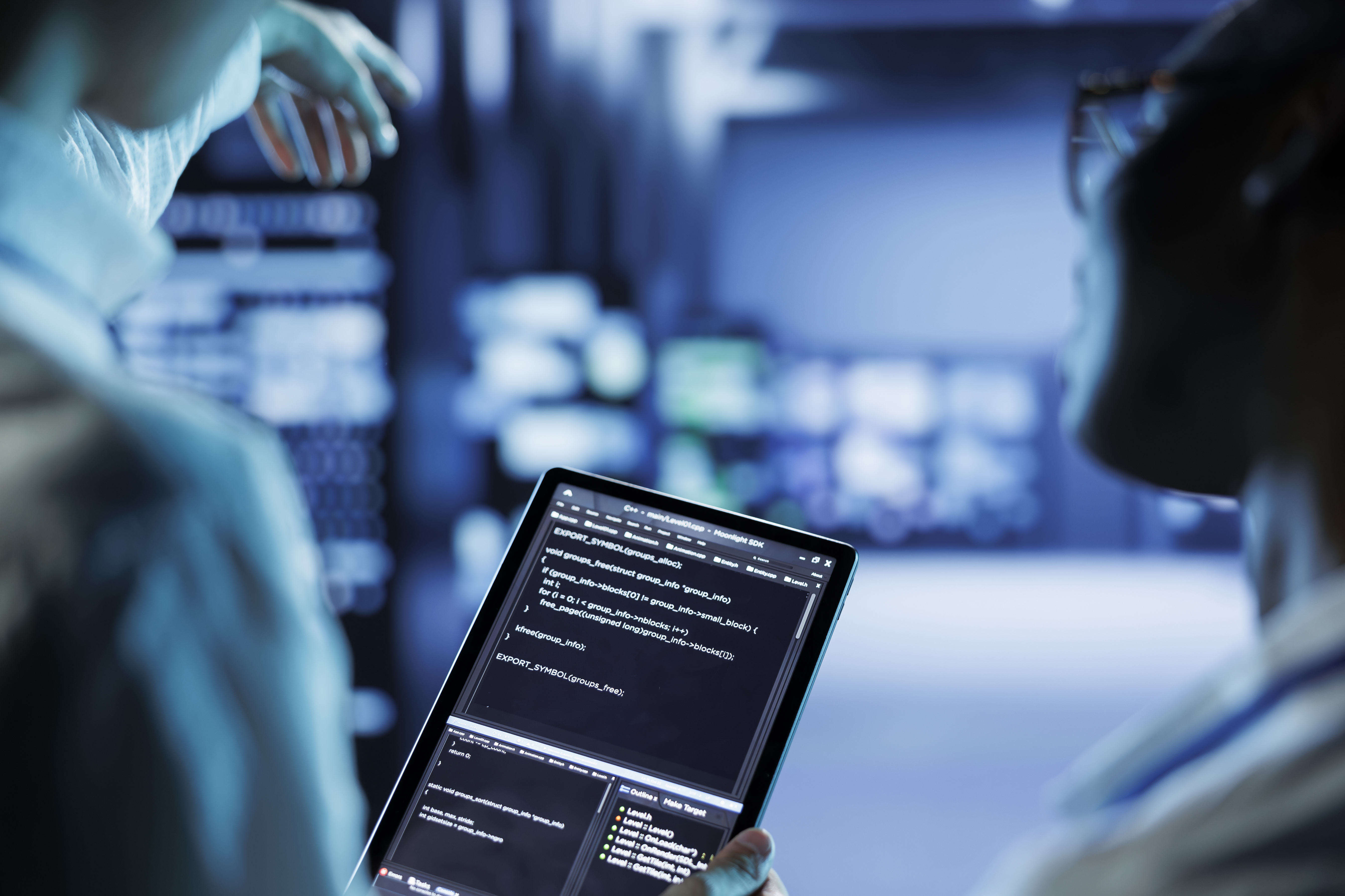 Engineers code on tablet in data center IT-решения