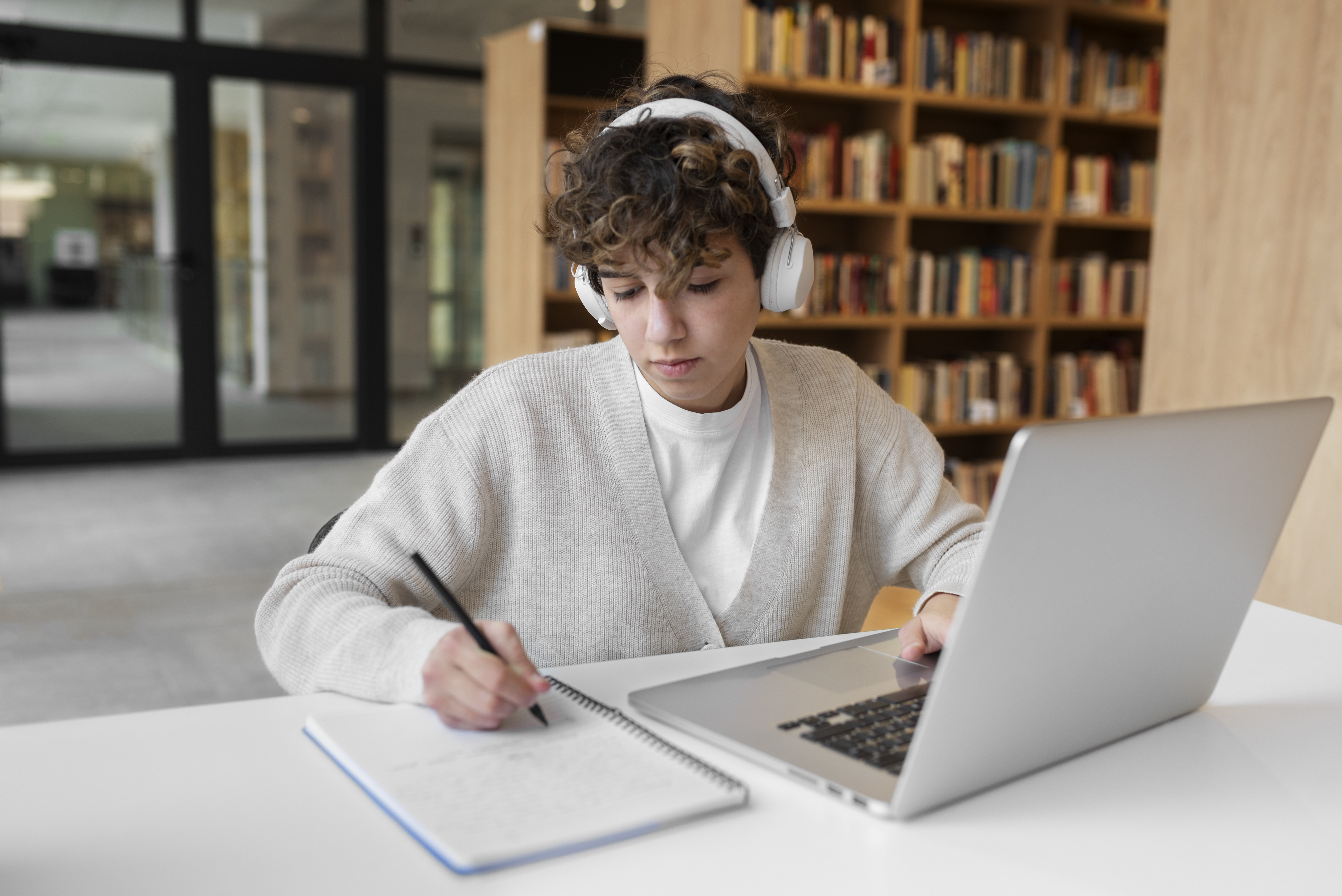 young-student-learning-library онлайн-курсы