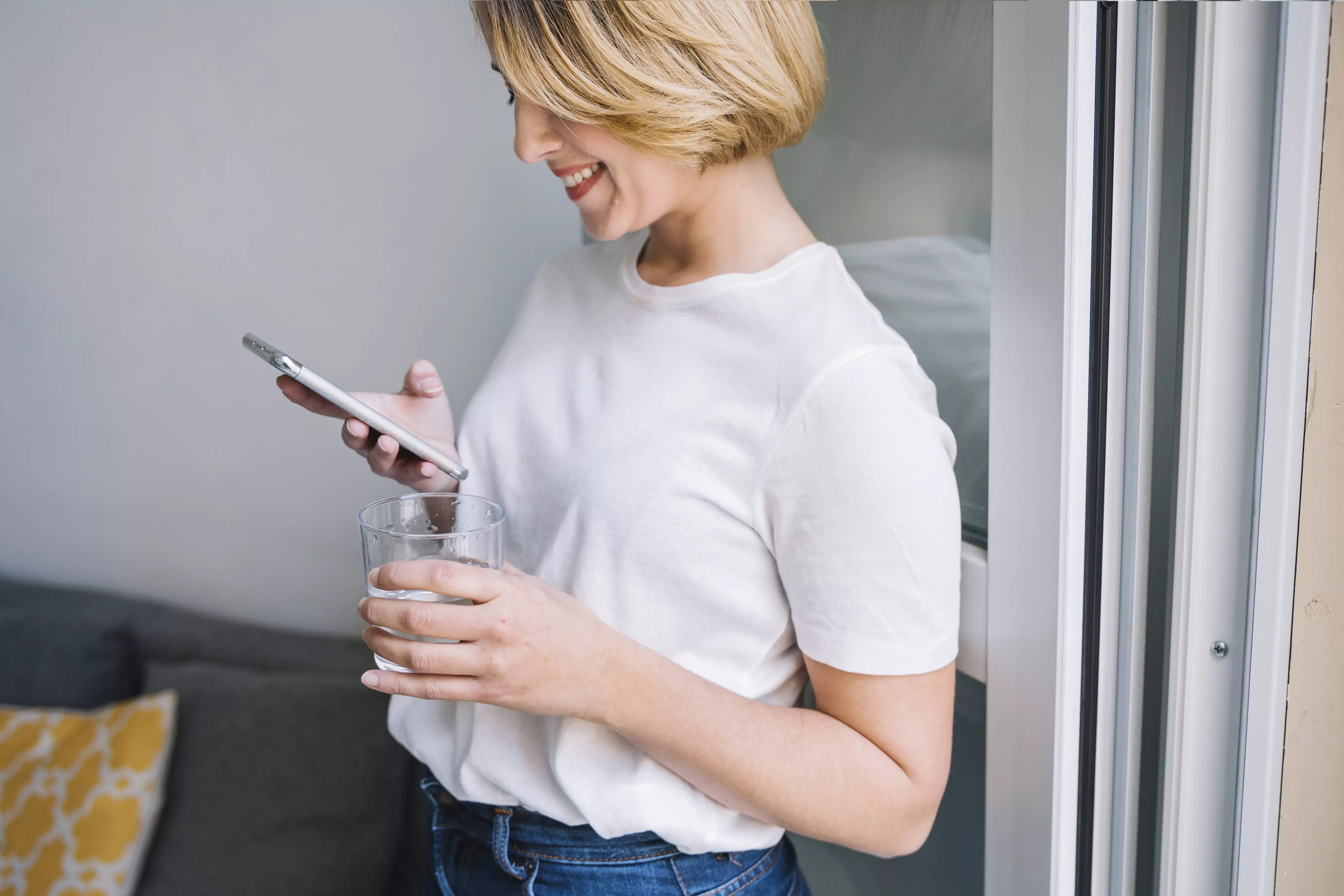 AnyConv.com__woman-with-water-using-smartphone чат боты для бизнеса