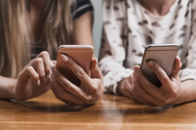 AnyConv.com__front-view-hands-typing-messages-phones Виды чат ботов