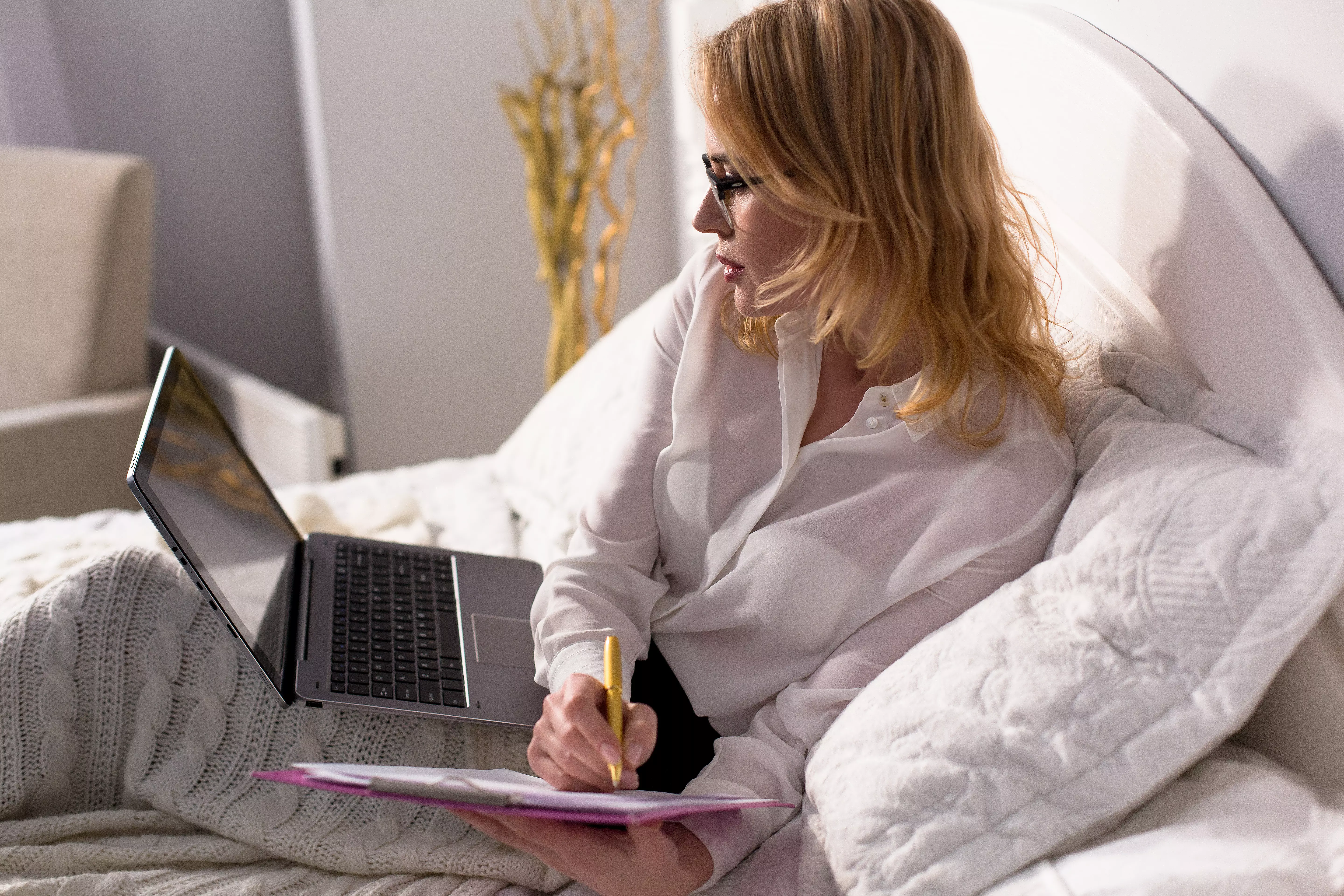 AnyConv.com__businesswoman-making-notes-looking-laptop-while-sitting-bed-business-bed-concept платформы для дистанционного обучения