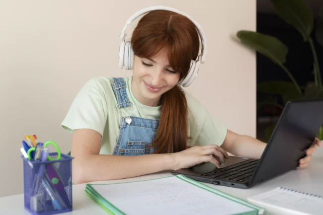 AnyConv.com__medium-shot-girl-with-laptop-home как открыть онлайн школу