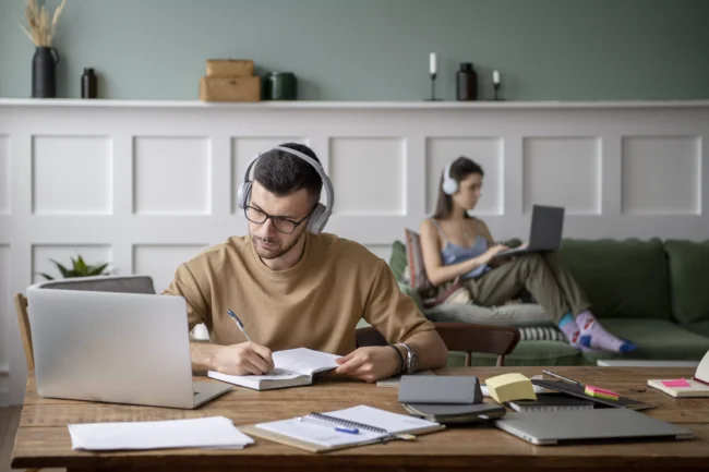 AnyConv.com__two-friends-studying-library-using-their-laptops платформа для обучения сотрудников