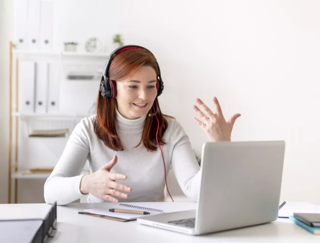AnyConv.com__woman-work-having-video-call (1) как продавать курсы