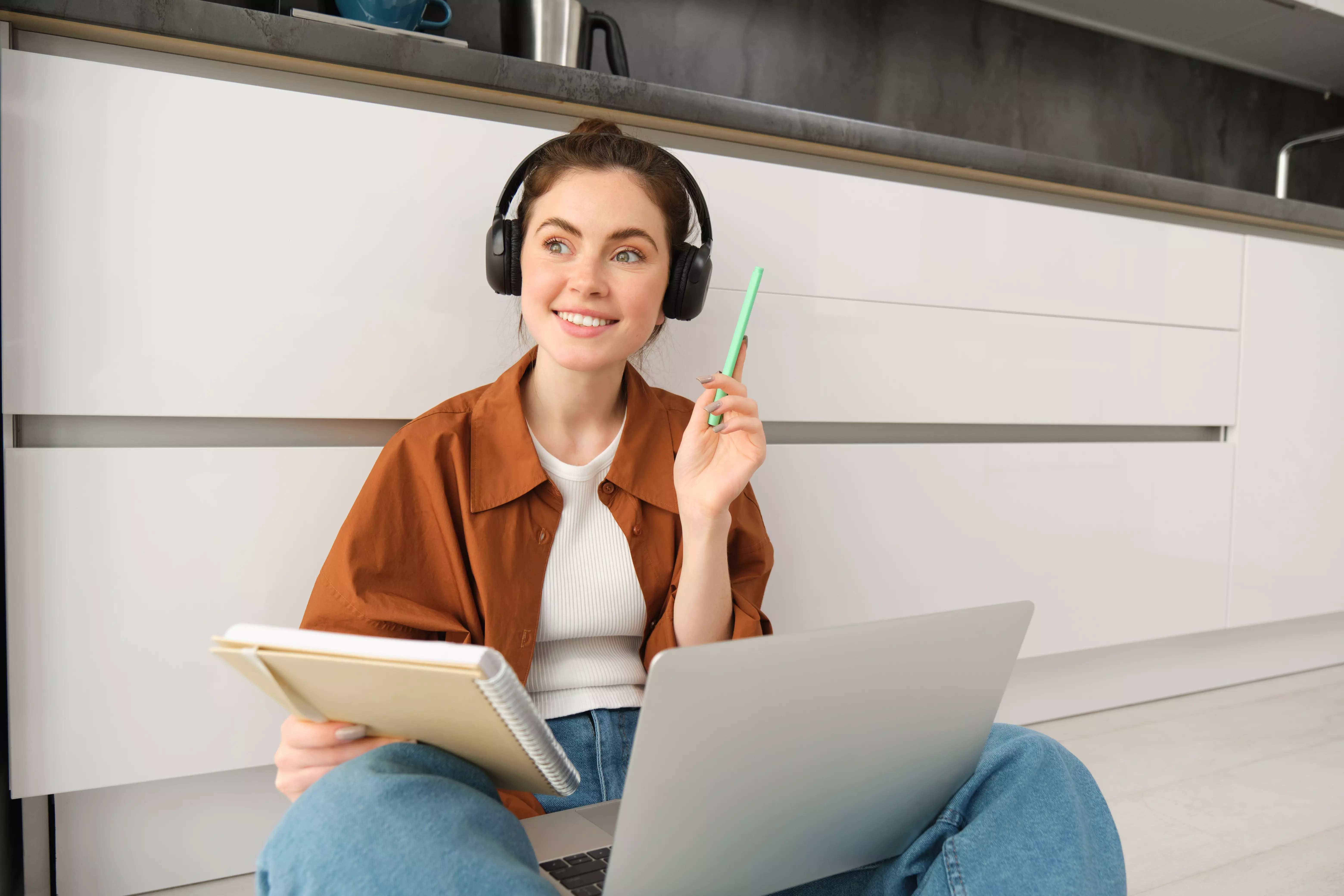 AnyConv.com__enthusiastic-young-woman-found-solution-looks-happy-sits-floor-does-homework-laptop сколько стоит открыть онлайн школу
