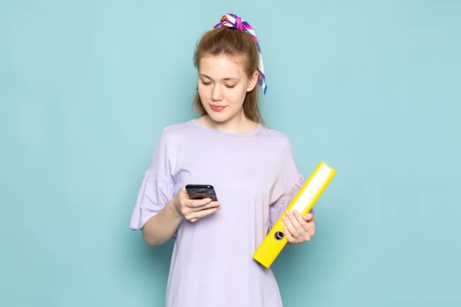 AnyConv.com__front-view-attractive-female-blue-shirt-dress-holding-yellow-files-using-phone-blue мобильные приложения для обучения