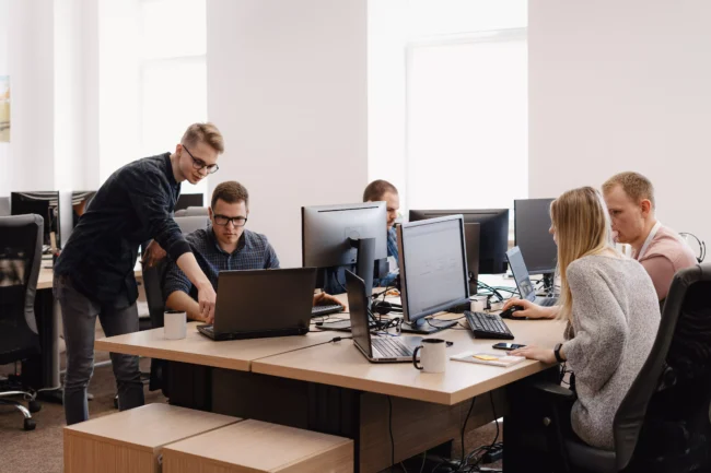 AnyConv.com__group-young-business-people-working-office (1) it аутсорсинг