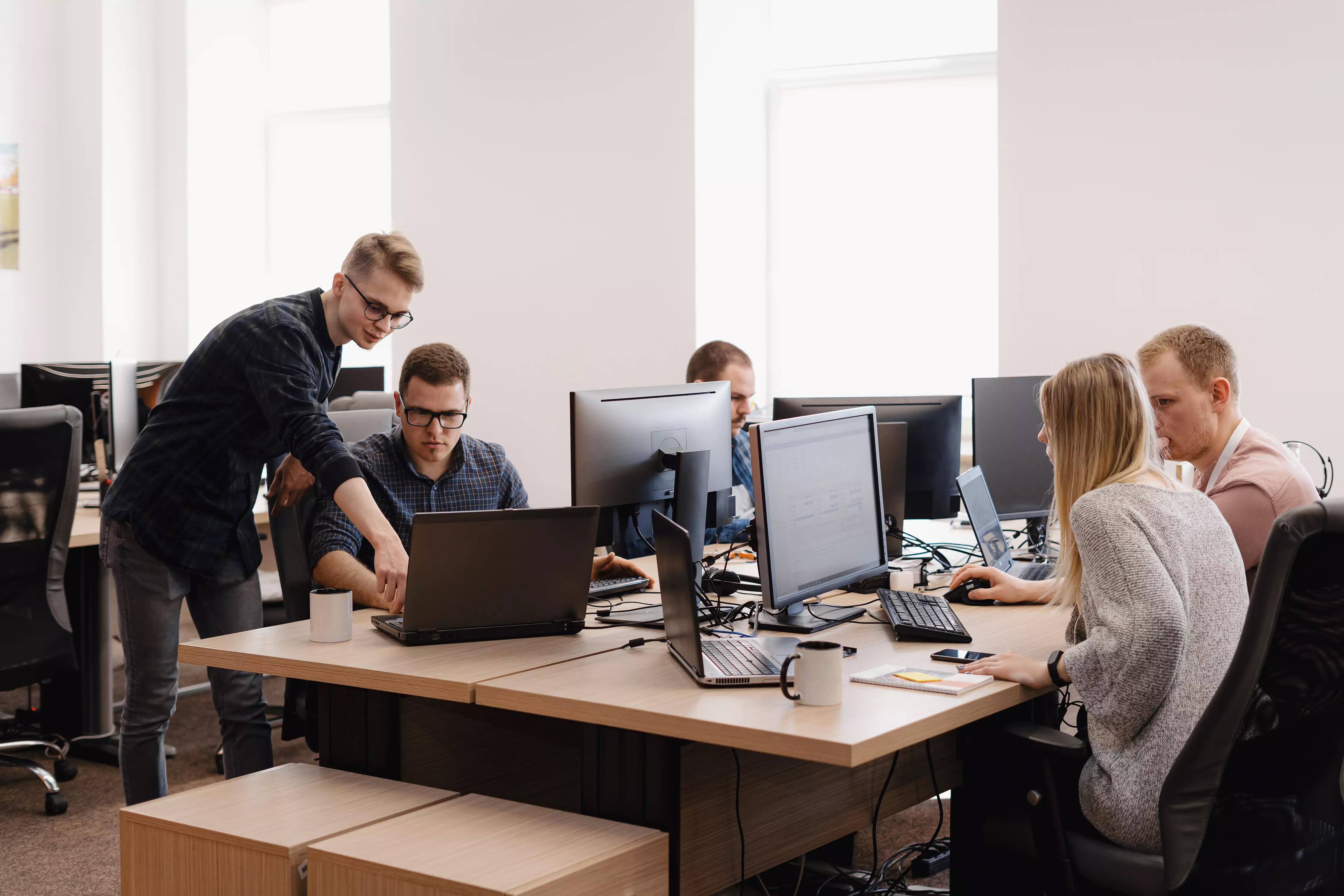 AnyConv.com__group-young-business-people-working-office (1) it аутсорсинг