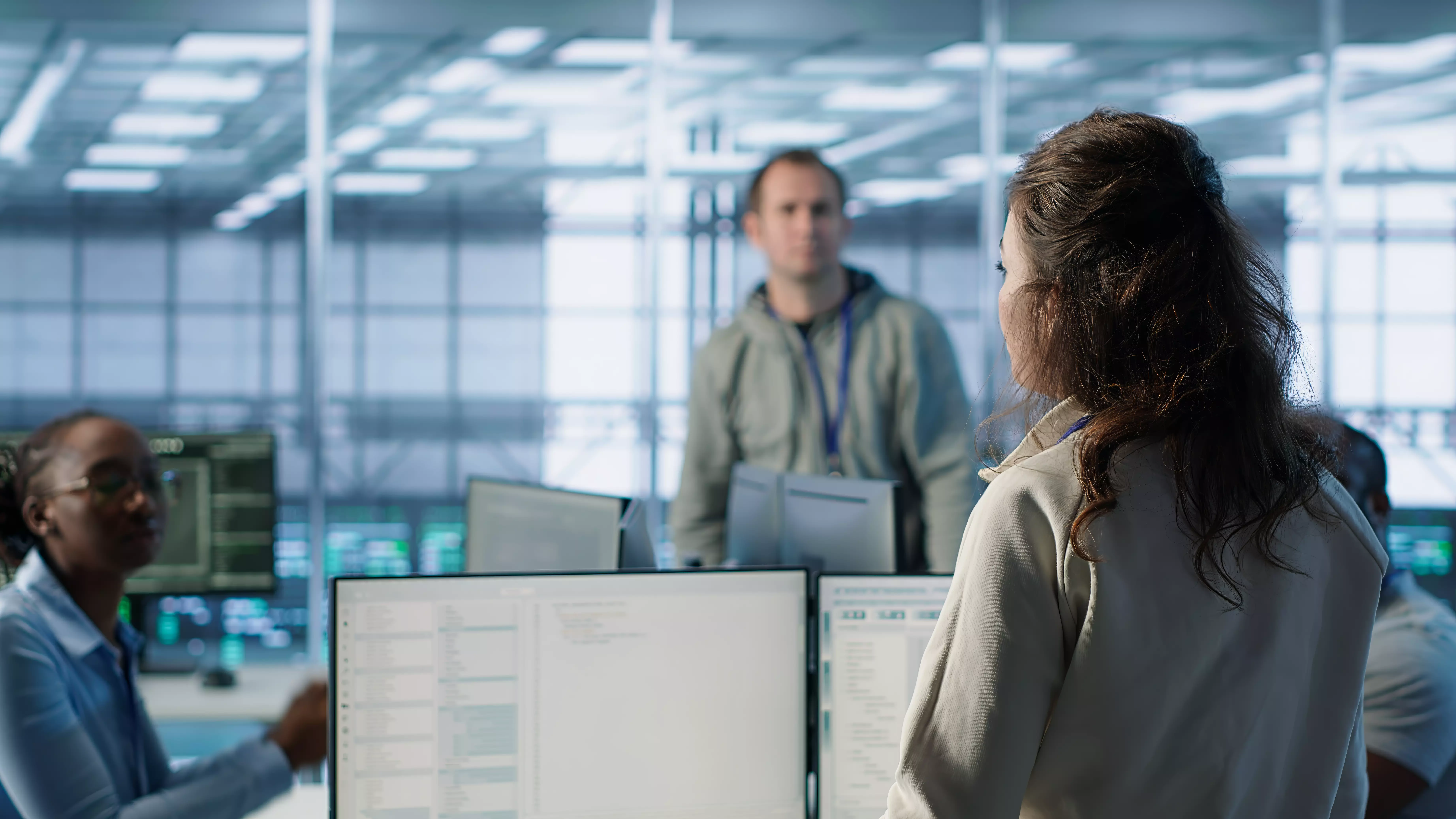 AnyConv.com__manager-overseeing-server-room-holding-impromptu-meeting-with-employees как создать свой мессенджер