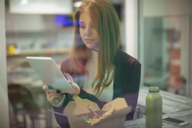 AnyConv.com__woman-using-digital-tablet-while-eating-salad продвижение онлайн курсов