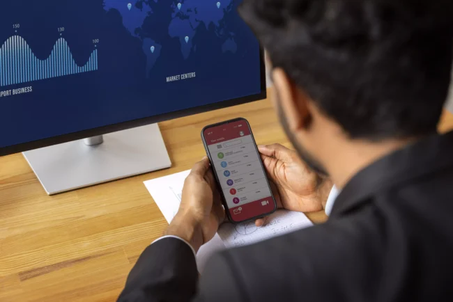 AnyConv.com__person-looking-finance-graphs (1) react native примеры приложений
