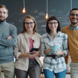 Команда разработки обсуждает этапы и смету мобильного игрового проекта