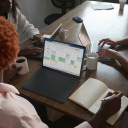 Команда обсуждает EdTech-платформу и аналитику онлайн-обучения для бизнеса