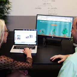 Маркетинговая аналитика EdTech-компании: команда изучает метрики роста и воронку