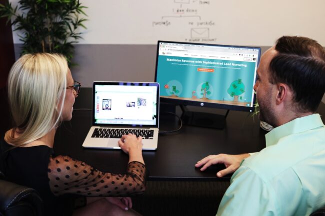 Маркетинговая аналитика EdTech-компании: команда изучает метрики роста и воронку